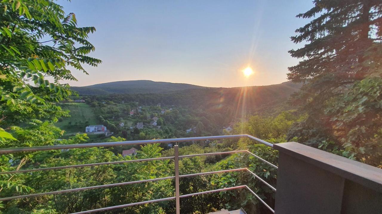 Modern Cottage, Views And A Jacuzzi Holiday home *
